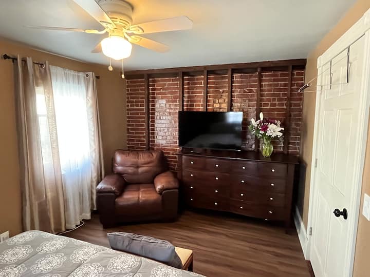 Приватна спална соба со телевизор. 