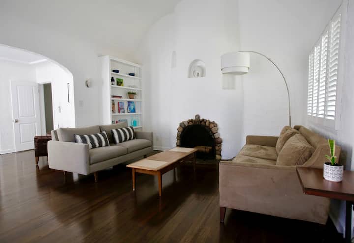 Beautiful, Spacious 1 Bdrm Apartment,  Culver City - Santa Monica, CA