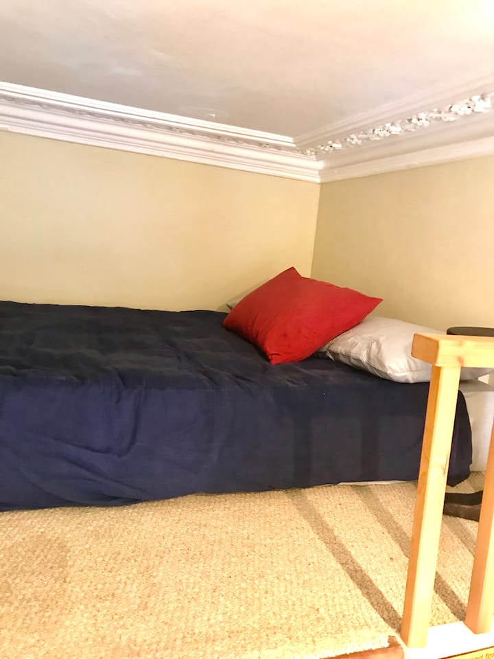 楼上夹层双人床-梯子通道 