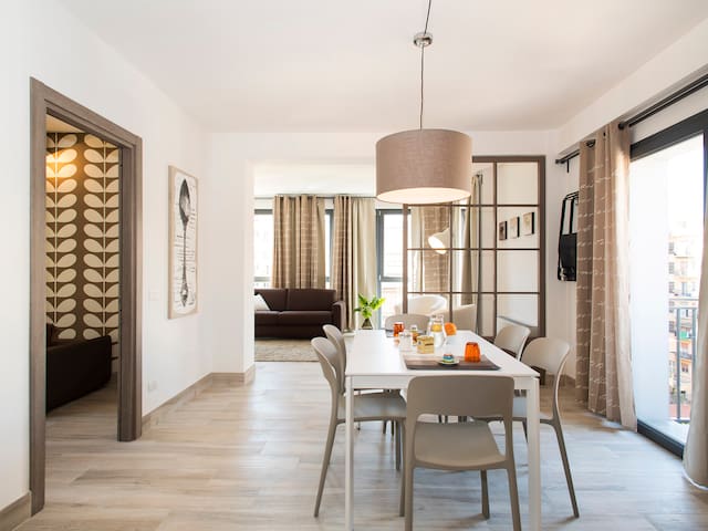 SkyTower: “Brown Holiday House” – Elite 8 People