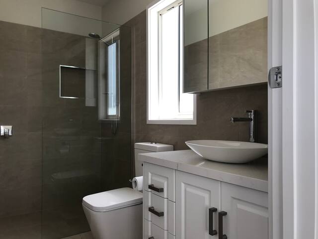 Heart of Torquay , 2 blocks from beach, Sleeps 11 gallery image 5