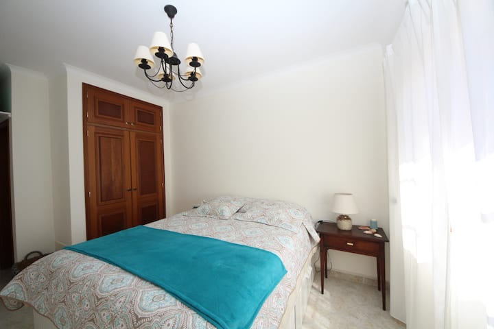 חדר עם מיטה זוגית