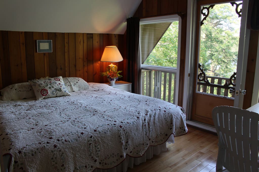 Chambre 1 avec petit balcon au 2eme étage (lit king)