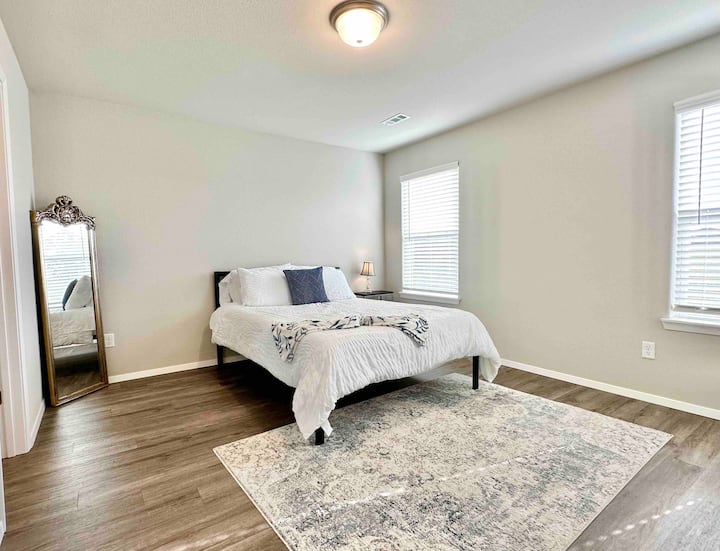 ¡Dormitorio principal con cama tamaño queen!