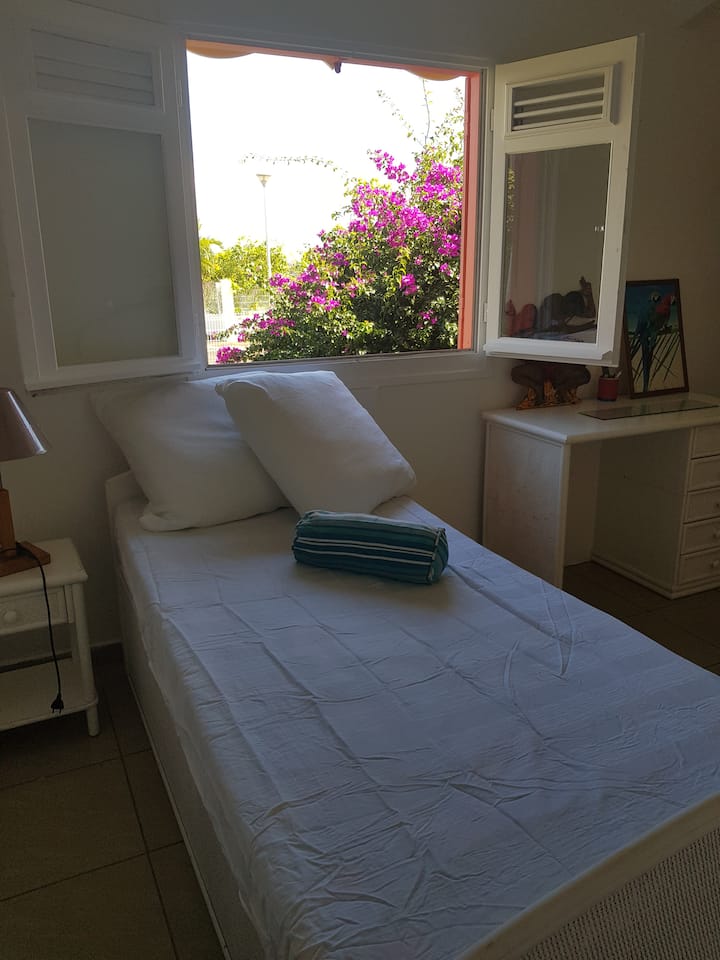 تحتوي غرفة النوم الثانية على سريرين ومكتب وخزانة ملابس 