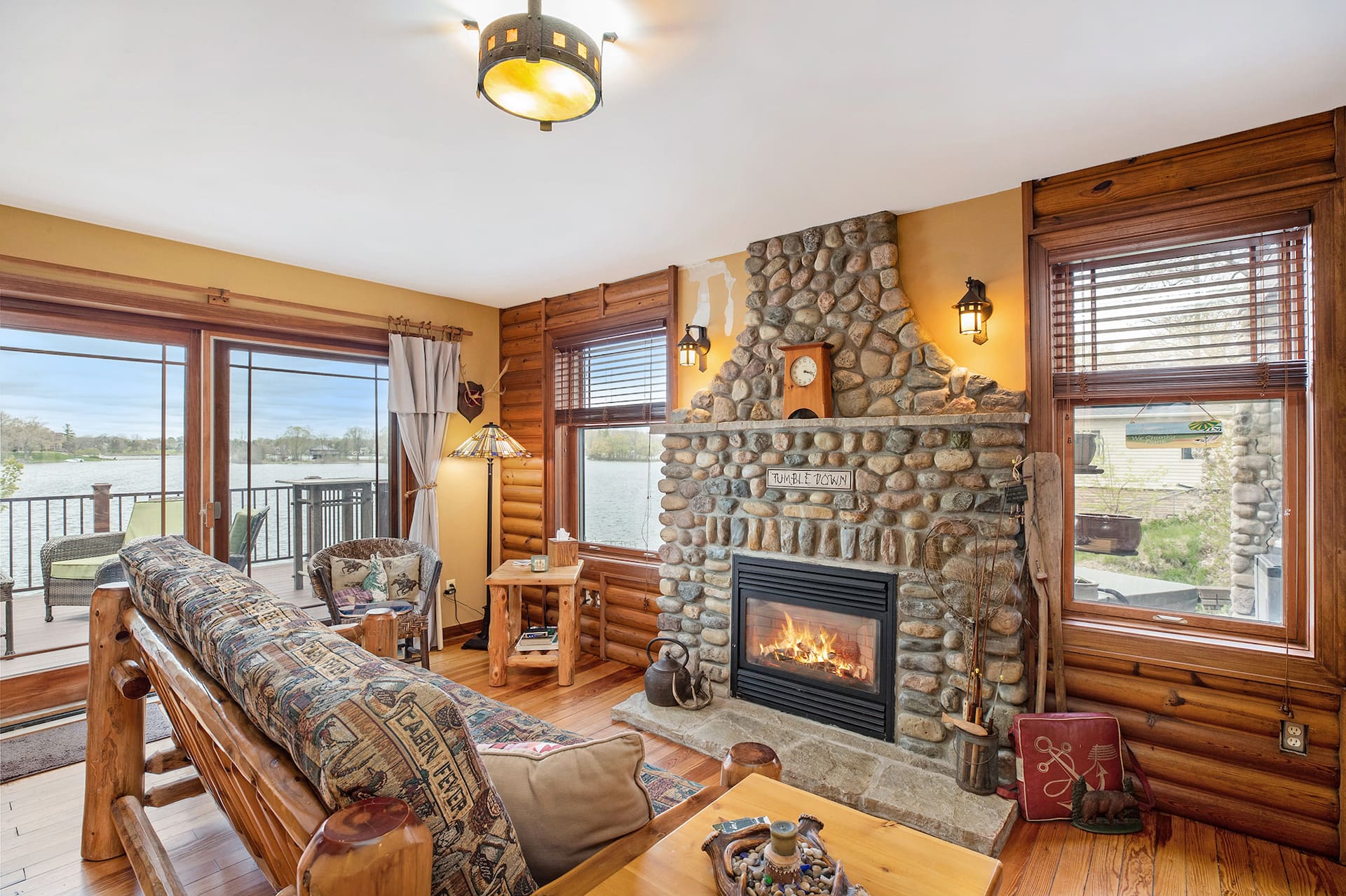 Lakefront, 2 Bed, Fire pit, Kayaks & Sunsets!