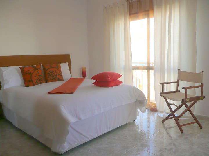 Dormitorio doble con camas dobles/individuales, balcón y baño privado