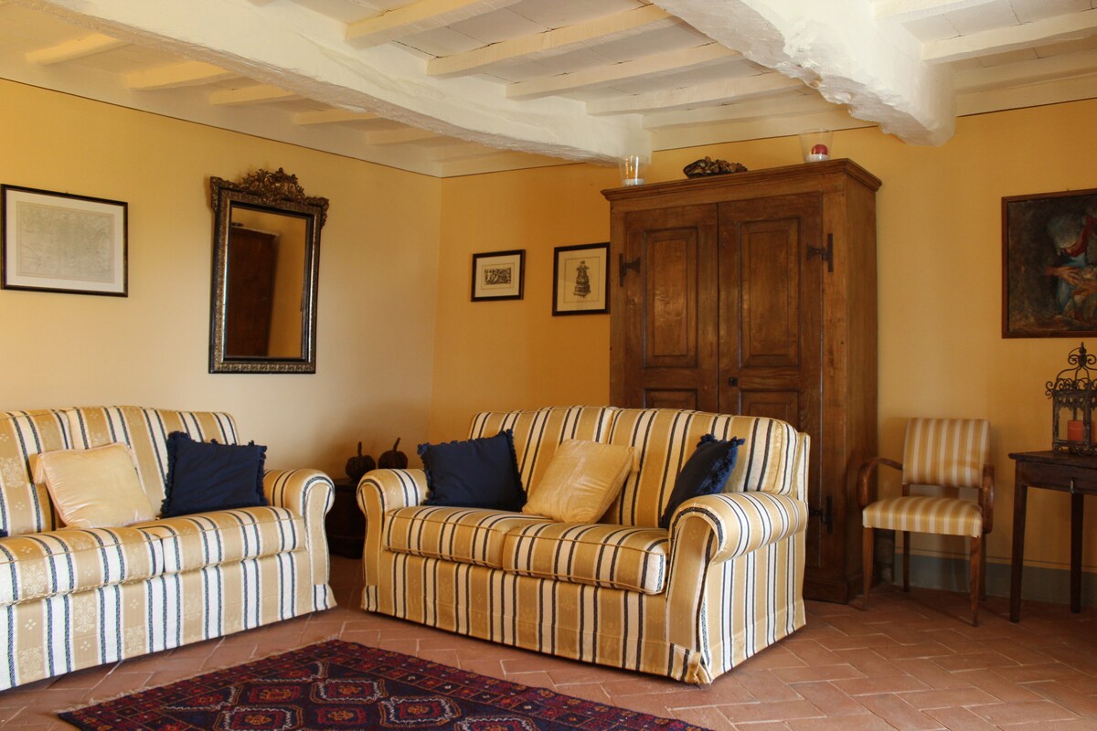 Popular Airbnb listing: La Casa di Campagna: view of the Chianti hills in Loro Ciuffenna