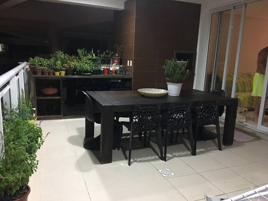 Sacada ampla com churrasqueira e kit para churrasco. Mesa para 8 pessoas