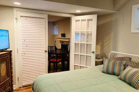 Clean Private Entry 1BR Suite 10 min walk to Metro