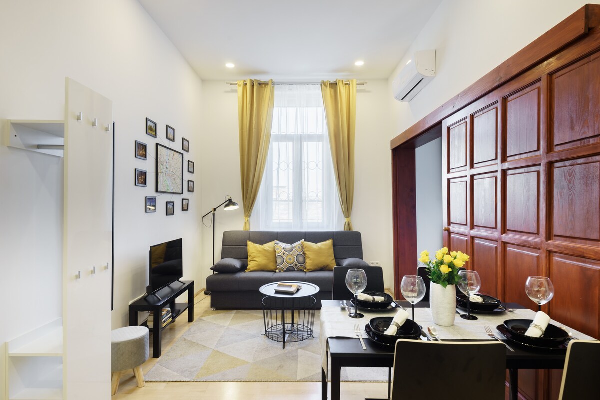 عند الدخول، سيتم الترحيب بك من خلال مساحة معيشة مفتوحة وجذابة تجمع بسلاسة بين غرفة المعيشة والمطبخ ومنطقة تناول الطعام. 