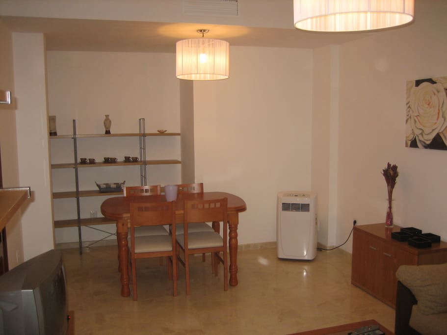 Fondo del salón-comedor. En esta zona, si fuese preciso, podemos colocar 2 camas individuales separadas.