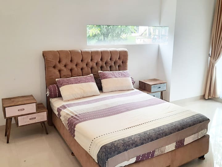 Dormitorio principal 2 con cama tamaño queen y baño privado. 