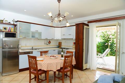 Top performing Airbnb: Casa Aurelia - app M in Kadumi