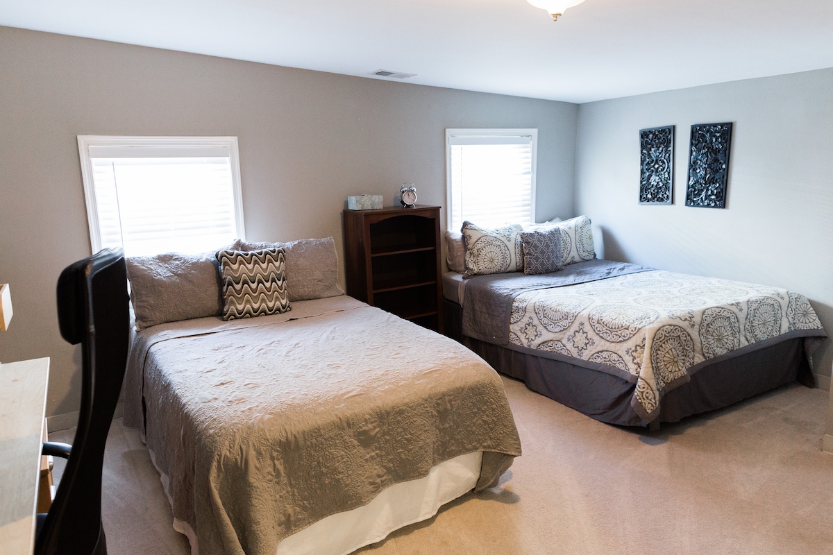 חדר שינה תחתון - 2 מיטות מלאות 