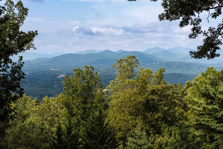 Luxury 7 bedroom home with spectacular views gallery image 4