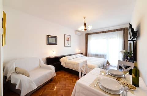 Popular Airbnb listing: STUDIO APARTMENT KOSTRENA 2 in Mjesni Odbor Podvežica