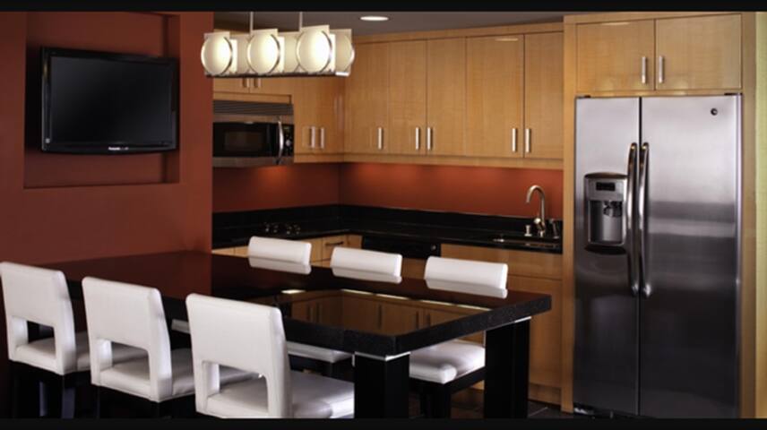 Elara 2 BR Condo with View of Strip gallery image 3