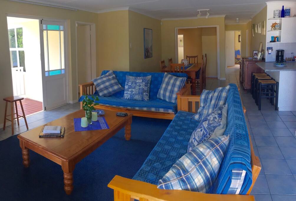 Bright and welcoming open plan entrance to the lounge, dining room and kitchen.