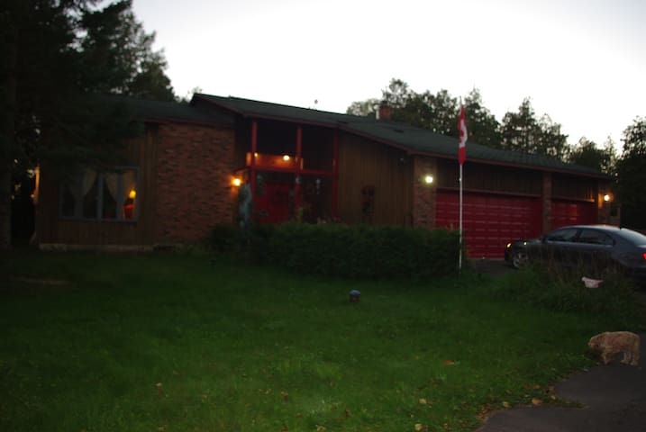 Dragon Wood B&B - Oxford Mills, ON
