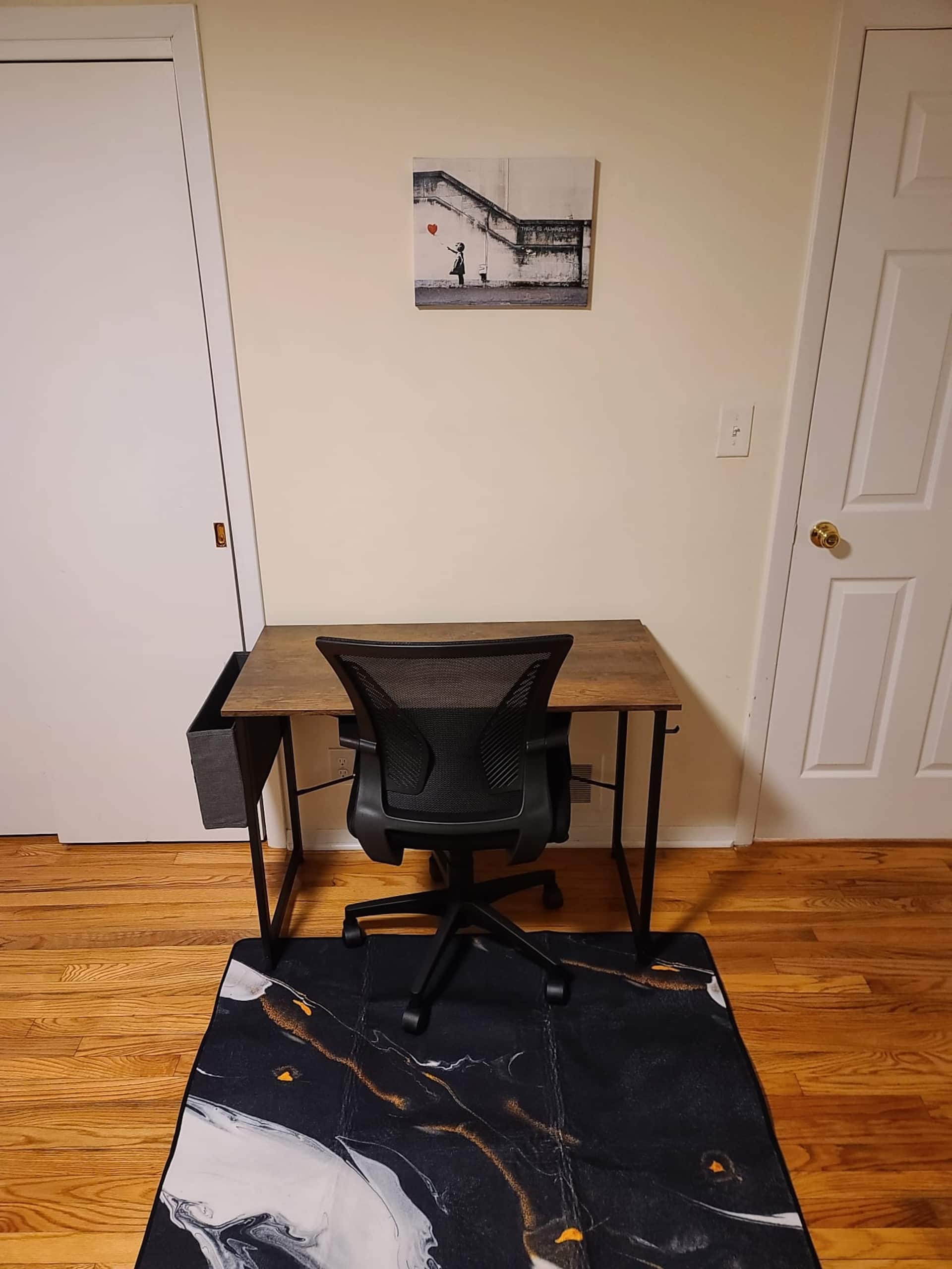 Espaço separado de trabalho com mesa e cadeira de escritório