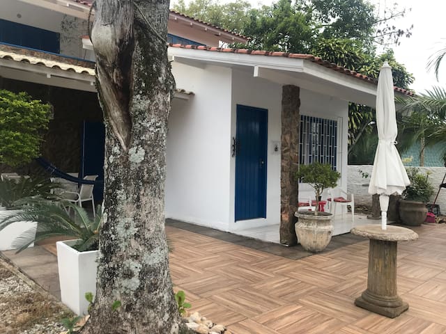 QUARTO DE CASAL EM CASA COM PISCINA!