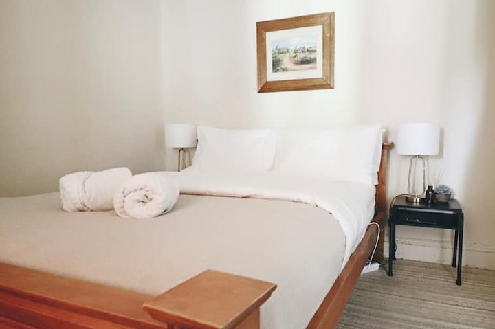 reverse cycle air con, 100% cotton linen, block out blinds, fan, electric blankets, smart TV