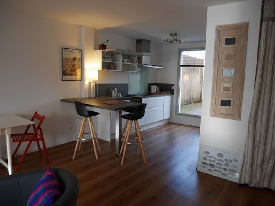 cuisine fonctionnelle, toute équipée avec salle de séjour.
