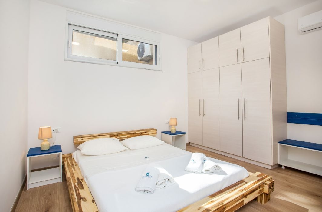 1. Schlafzimmer im Erdgeschoss hinter der Küche. Handtücher werden jeden vierten Tag bereitgestellt und gewechselt.