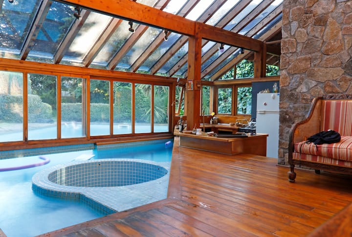 Luxurious House with pool in/out in front of Lake Lacar