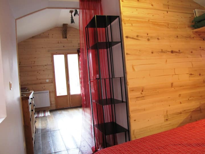 Interior, vedere la dormitor.