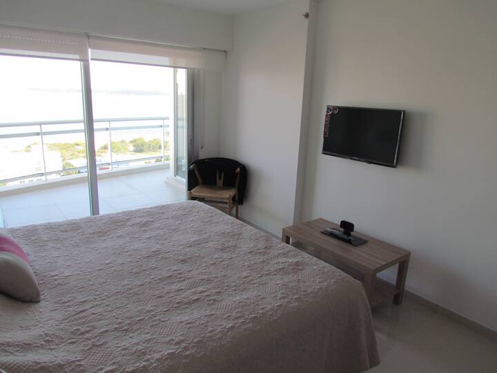 主卧套房设有通往大海的阳台和空调。