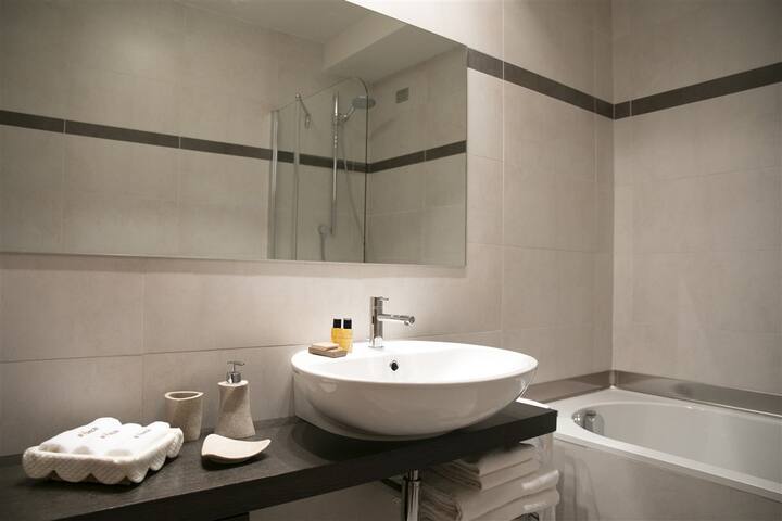 Ai Ronchi – Camera Bouganvillea gallery image 3