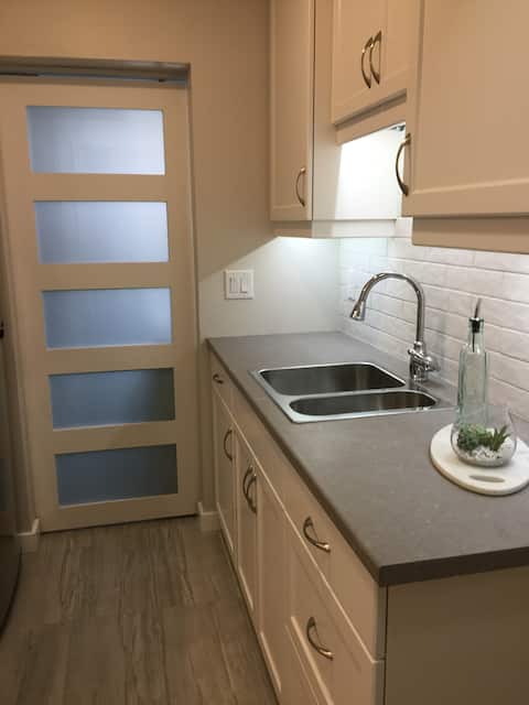 Beautiful renovated guest suite close to downtown.