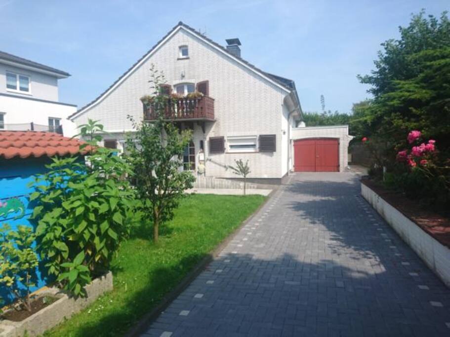 Einfahrt zu unserem Haus, indem Sie das Zimmer Moonlight buchen können