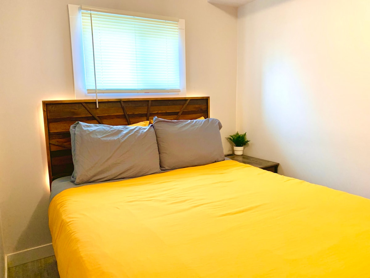 ค้นหาตัวคุณเองอย่างสะดวกสบายในเตียงขนาดควีนไซส์ที่มีหัวเตียงที่ทำจากไม้ที่ทำใหม่จากการปรับปรุงที่พักนี้:)