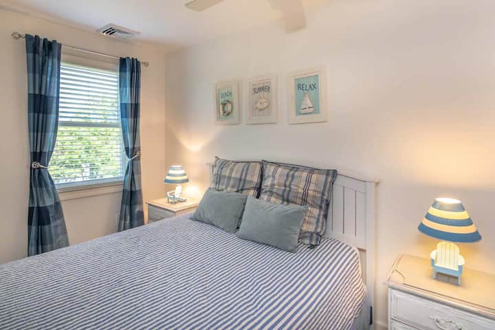 蓝色客房。（第一间客房）