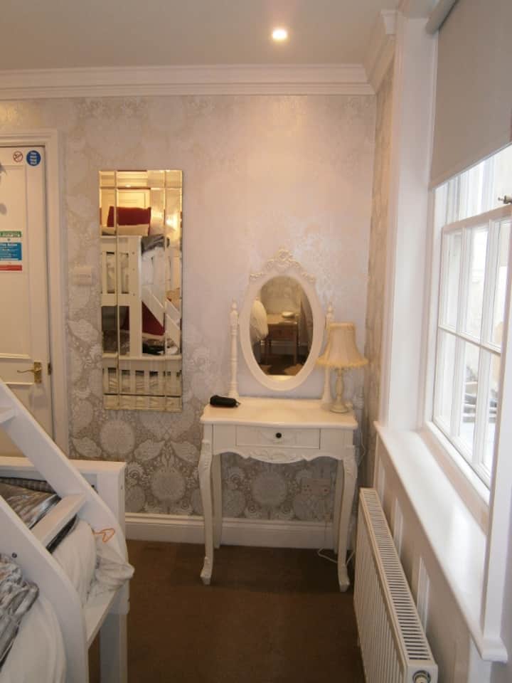 Ghorofa ya kwanza ya chumba cha kulala cha Nyuma