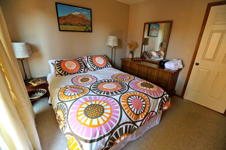 ห้องนอนที่สองพร้อมเตียงควีนไซส์