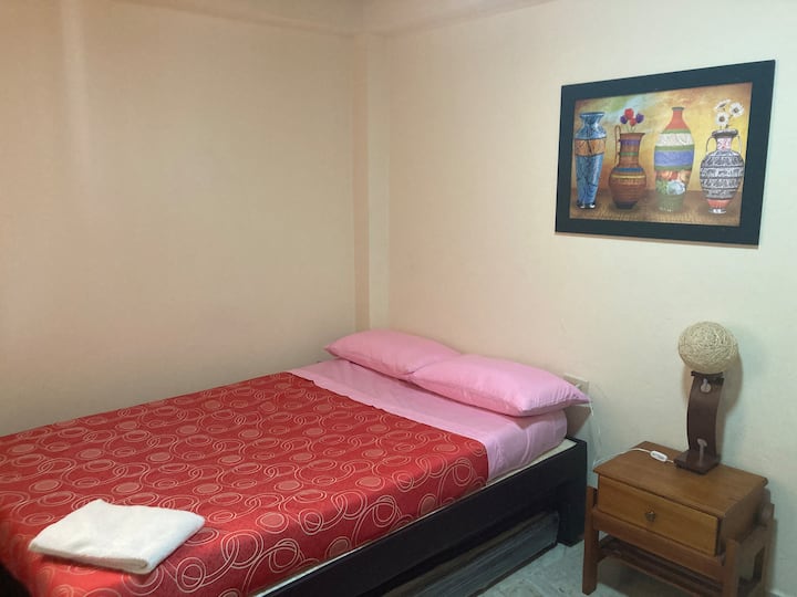 Соба со двоен кревет. Има еден дополнителен кревет. 