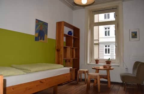 1. Zentral nahe Sternschanze, ruhig.