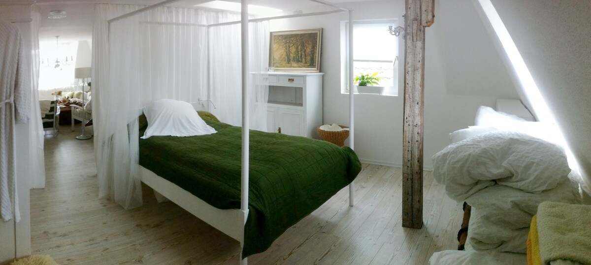 Chumba cha kulala chenye kitanda cha watu wanne.