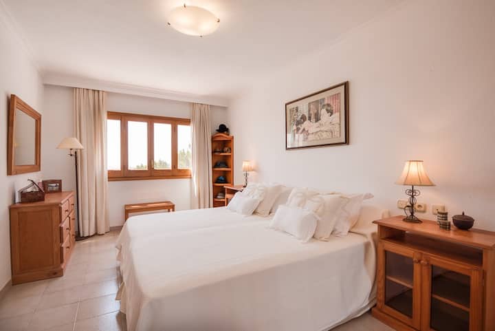 Habitación en 3º Nivel espaciosa con una Cama Doble de 200 cm. por 210 cm. de largo.