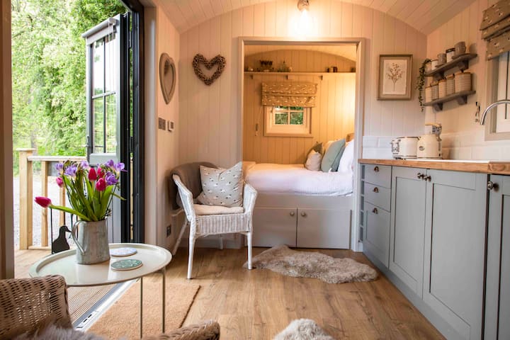 Pondside Shepherd’s hut photo 4