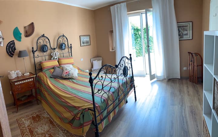 חדר זוגי יפהפה עם יציאה מהמרפסת, אפשרות להוסיף מיטה מתקפלת