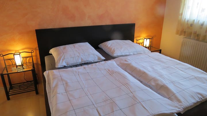 Gr. Schlafzimmer /غرفة النوم الرئيسية 1/ سرير بحجم كبير