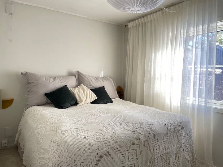 Hlavná spálňa s manželskou posteľou. Pekné ranné slnko do spálne. Možnosť oslnenia so závesmi a roletou