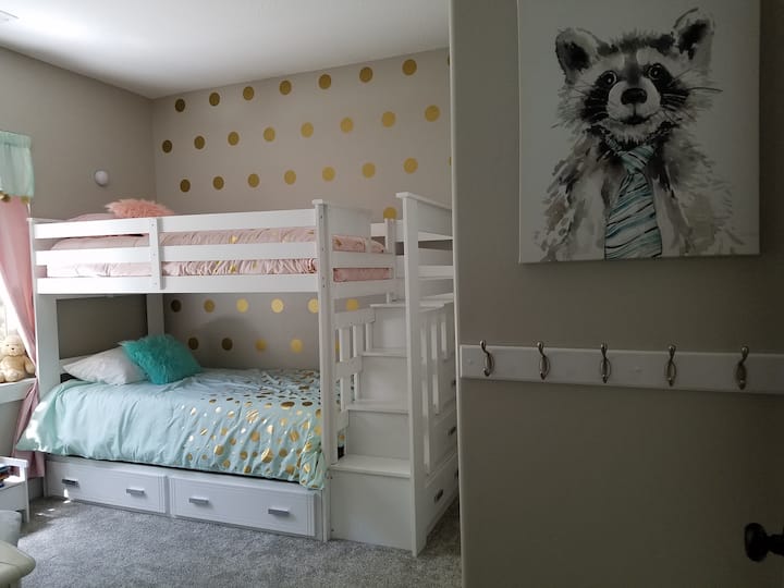 Super schattige kinderkamer. Er is een dressoir met wat dressoirs, nachtlampen boven de kussens op elk bed, een glider rocker, wat leesboeken en knuffels en een uitschuifbaar bed, zodat het in totaal 3 personen in deze kamer kan slapen.
