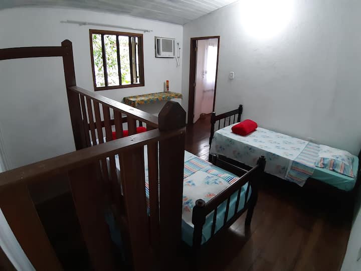 Spálňa na najvyššom poschodí s klimatizáciou, ktorá umožňuje prístup do vlastnej izby.