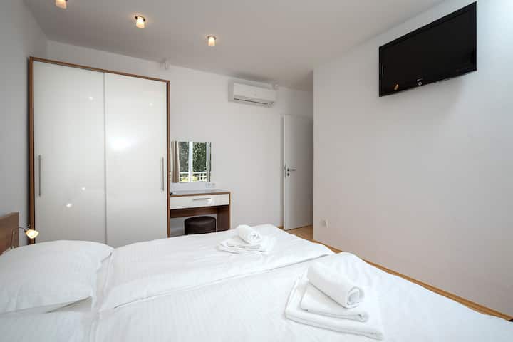 1. Spálňa (1. poschodie)